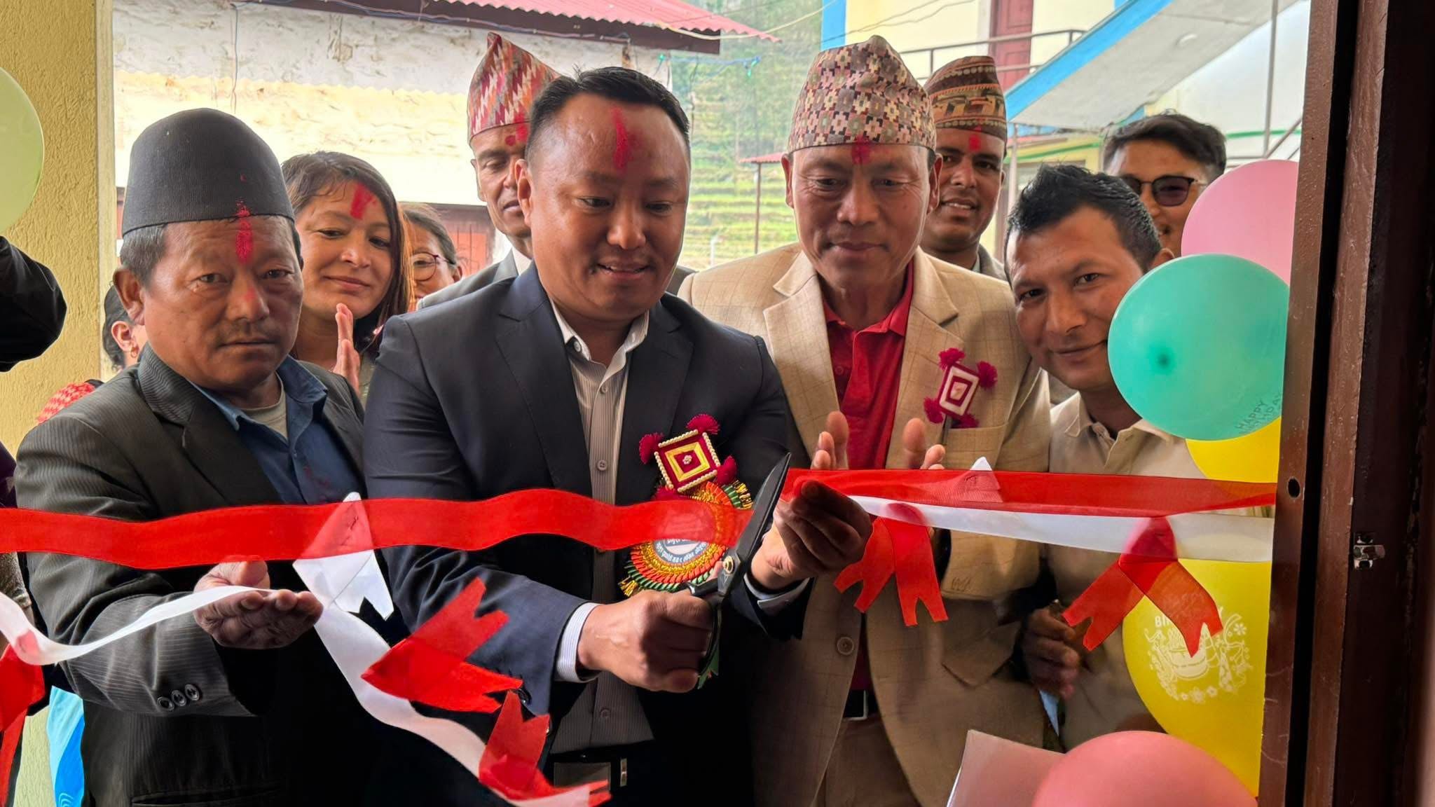 कालिका आधारभूत विद्यालयको नवनिर्मित दुई कोठे भवन निर्माण सम्पन्न, अध्यक्ष राईद्वारा उद्धाटन