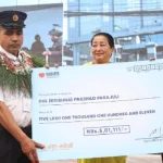 लुटपाटका क्रममा साहसिक प्रदर्शन गर्ने सुरक्षा गार्ड पाँच लाख नगद र पाँच ग्रेड बढुवासहित पुरस्कृत