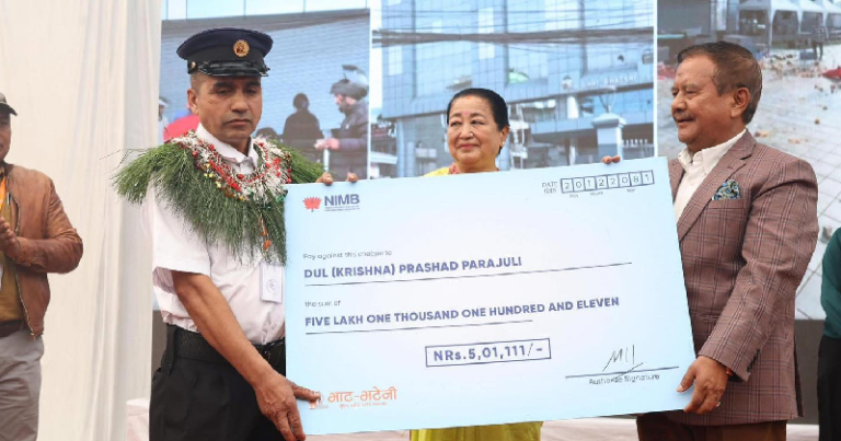 लुटपाटका क्रममा साहसिक प्रदर्शन गर्ने सुरक्षा गार्ड पाँच लाख नगद र पाँच ग्रेड बढुवासहित पुरस्कृत