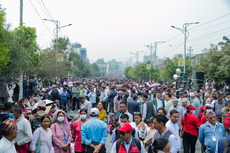 शैक्षिक संस्था ठप्प पारी आन्दोलनरत शिक्षकहरू दिउँसै बत्ती बालेर सरकार खोज्दै