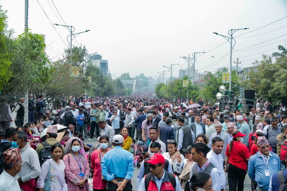शैक्षिक संस्था ठप्प पारी आन्दोलनरत शिक्षकहरू दिउँसै बत्ती बालेर सरकार खोज्दै