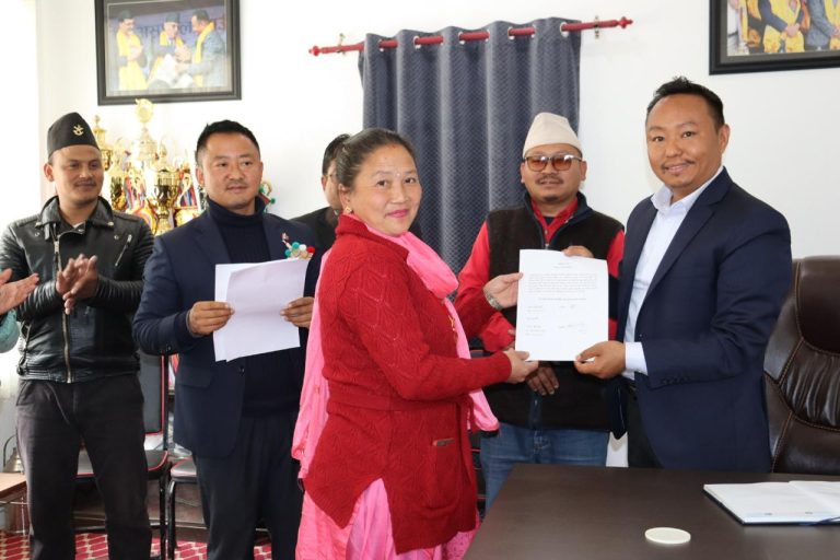 थुलुङ दुधकोसी गाउँपालिकाद्वारा मनोनीत प्राज्ञ संयोजक तथा सदस्यहरुले लिए पद तथा गोपनियताको सपथ