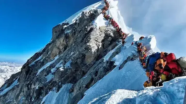 सगरमाथा आरोहणका लागि १७ महिला सहित ६० पुरुषले लिए अनुमति ।