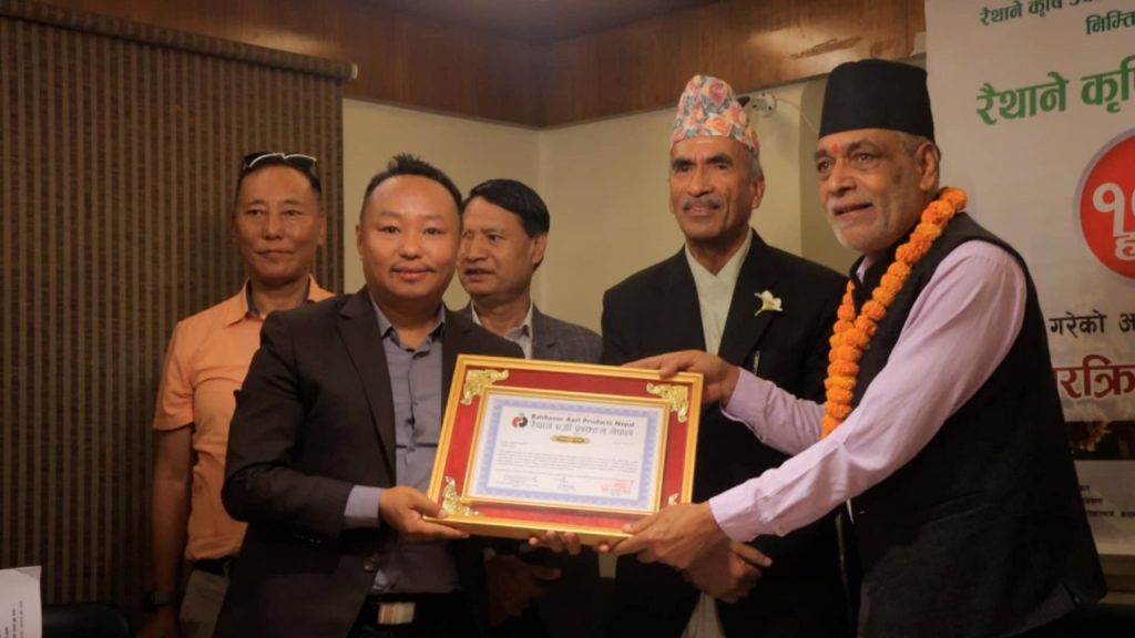 स्थानिय कृषि उत्पादनलाई बजारीकरणमा जोड दिएको भन्दै थुलुङ दुधकोशी गाउँपालिका अध्यक्ष असिम राई सम्मानित