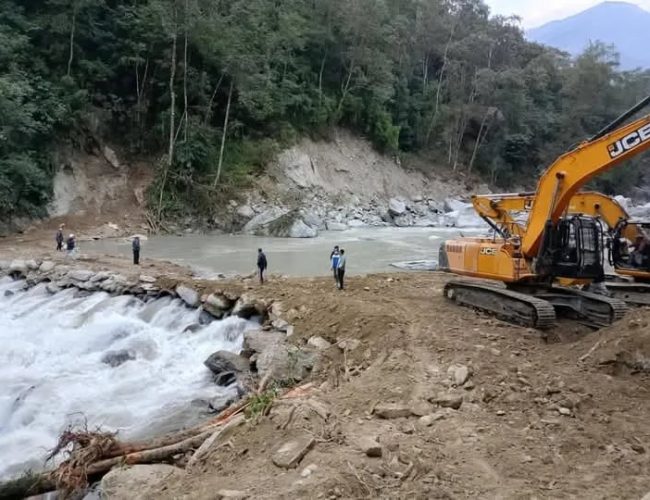 बाढीले क्षतिग्रस्त ओर्लाङघाटमा ह्युम पाइप, खुम्बु सिधा सडक सञ्जालमा जोडियो