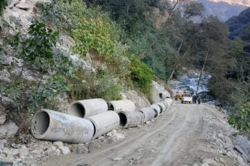 माप्य हुदै  खुम्बु  जोड्ने  दुधकोशी नदिको ओर्लाङघाटमा ह्युमपाइप राख्न सुरु