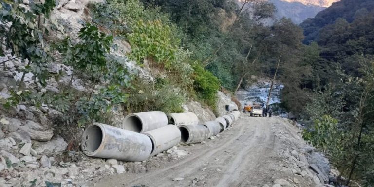 माप्य हुदै  खुम्बु  जोड्ने  दुधकोशी नदिको ओर्लाङघाटमा ह्युमपाइप राख्न सुरु