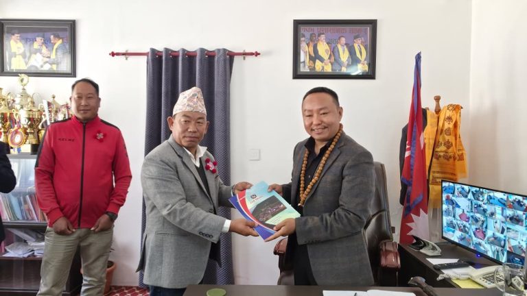 रामप्रसादराई गाउँपालिका नेतृत्वको शैक्षिक अध्ययन टोली थुलुङ दुधकोशीमा अवलोकन भ्रमण