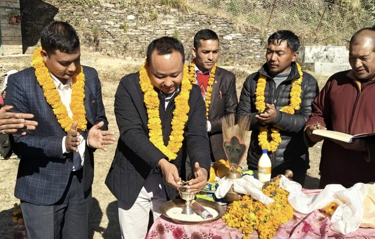 थुलुङ दुधकोशी : अध्यक्ष राईद्वारा विद्यालय भवनको शिलान्या