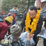 थुलुङ दुधकोशी गाउँपालिकामा २ सय बढीलाई न्यानो कपडा वितरण