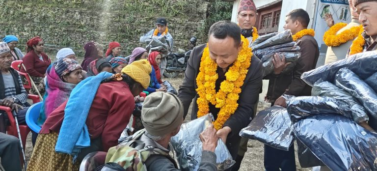 थुलुङ दुधकोशी गाउँपालिकामा २ सय बढीलाई न्यानो कपडा वितरण